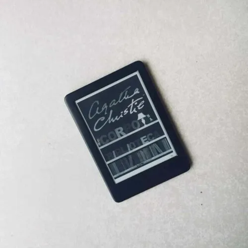 Um corpo na biblioteca